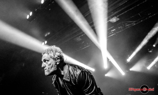 La rota voz de Carlos Tarque sonó anoche en la sala La Riviera.