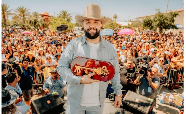 Carín León arrasa en el segundo fin de semana de coachella y recibe la llave de la ciudad