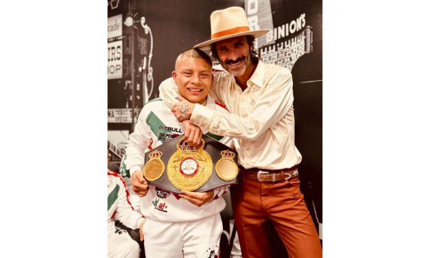 Leiva acompaña al Campeón del Mundo, Isaac «Pitbull» Cruz en el walkout de Las Vegas