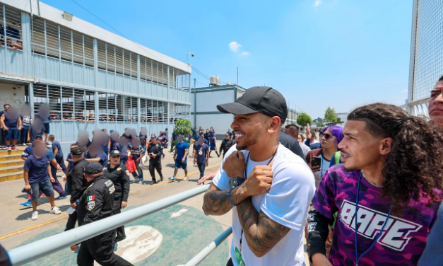 Ozuna visita un centro de inclusion en Mexico y celebra su #1 en Spotify España